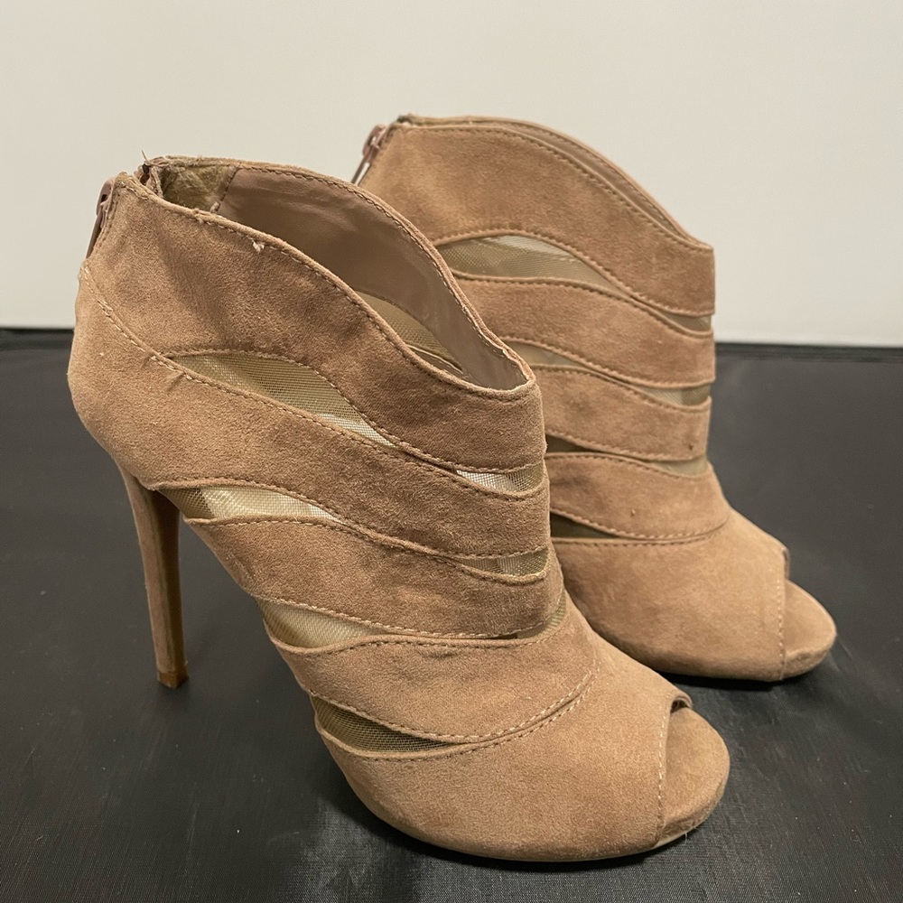 Ladies high heels US size 5.5 heel size 3.5 inches long in excellent condition